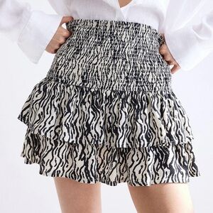 H&M Smocked-waist Tiered Skirt Size S
Cream/Black Patterned.